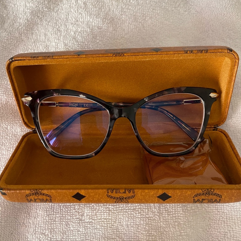 Women eyeglass barely used still have the original case